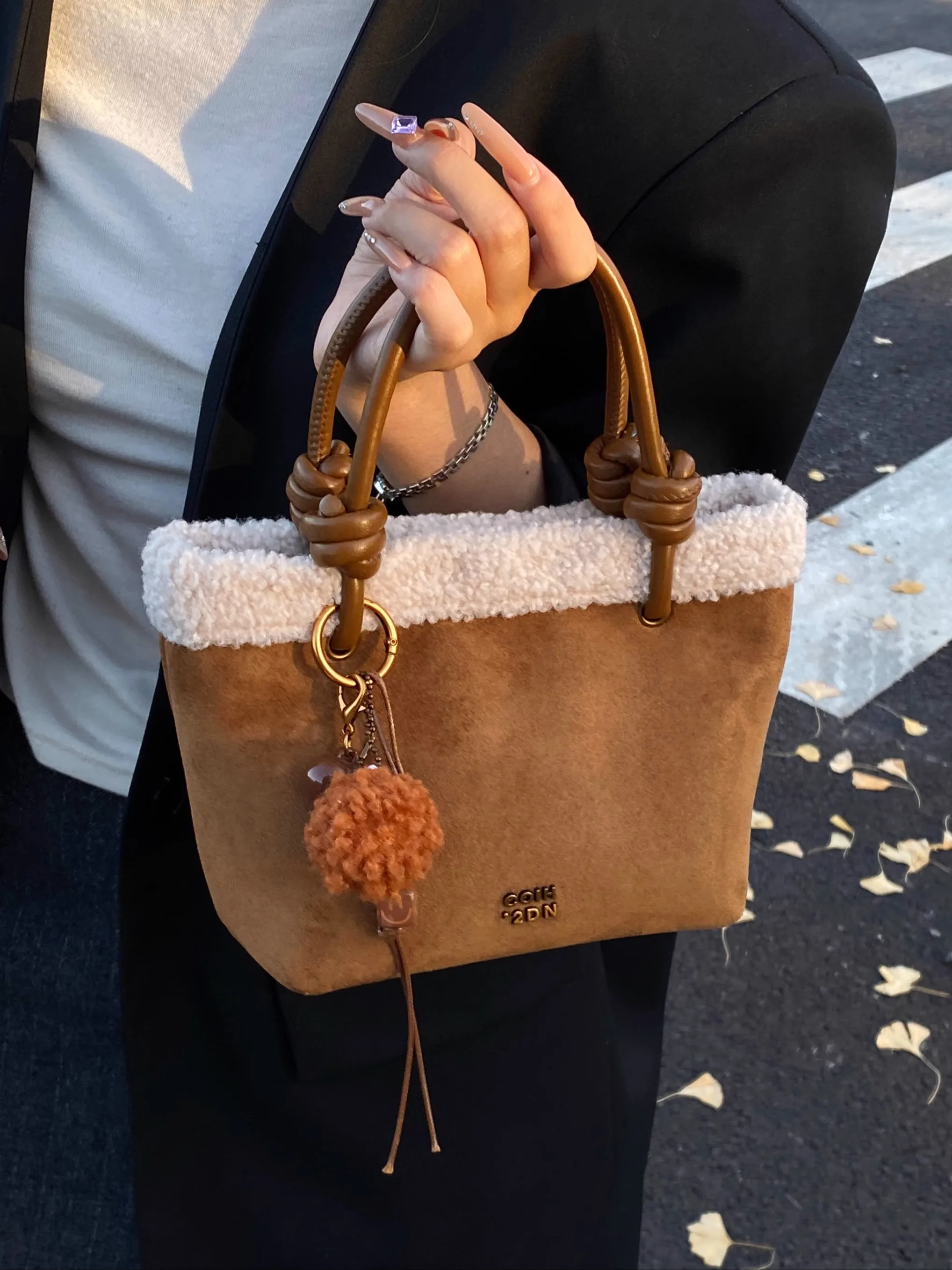 Faionable Korean Sle Suede oulder Crossbody Bag 2025 Autumn Winter Lightweight Versatile Commuting Handbag for Women
Faionable Korean Sle Suede oulder Crossbody Bag 2025 Autumn Winter Lightweight Versatile Commuting Handbag for Women