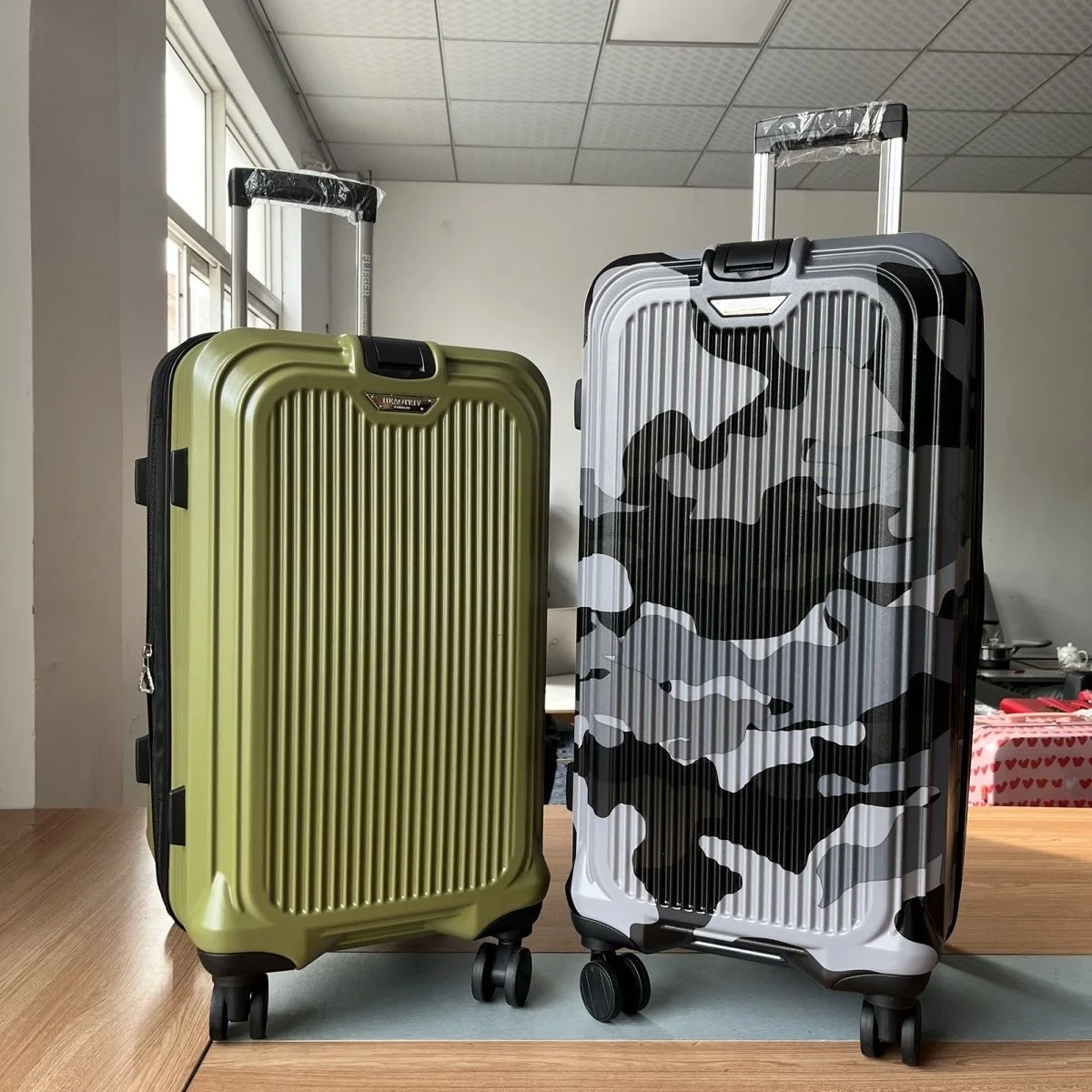 New large-capacity luggage travel trolley suitcase men women 28 inch universal wheel expandable high-quality camouflage black
New large-capacity luggage travel trolley suitcase men women 28 inch universal wheel expandable high-quality camouflage black