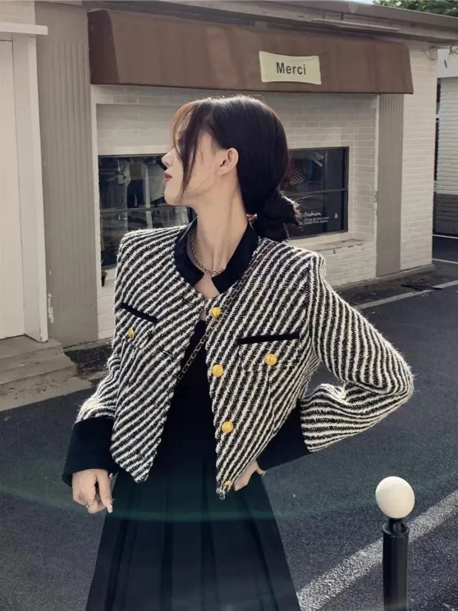 Handwoven Thick Tweed Black White Pattern Coat Women Winter Fashion French Style Short Outerwear Anti-Wrinkle Long Sleeve
Handwoven Thick Tweed Black White Pattern Coat Women Winter Fashion French Style Short Outerwear Anti-Wrinkle Long Sleeve