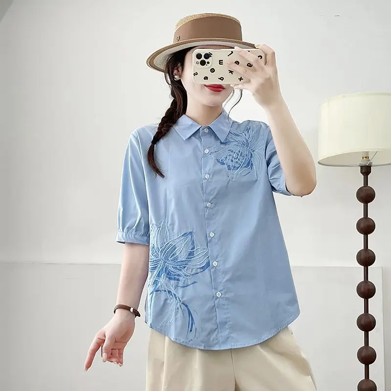 Женская светло-голубая рубашка с цветочной вышивкой, отложным воротником, рукавами до локтя и застежкой на пуговицы
Женская светло-голубая рубашка с цветочной вышивкой, отложным воротником, рукавами до локтя и застежкой на пуговицы