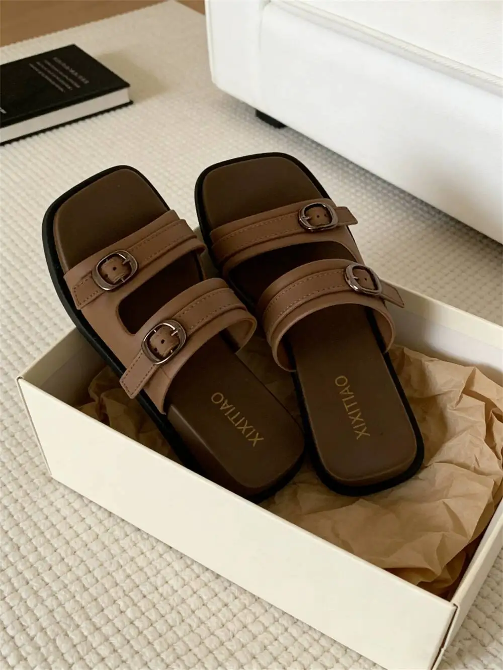 2026 New Retro Square Buckle Slides Women Thick Sole Height Boost Non Slip Casual Beach Vacation Summer Slippers
2026 New Retro Square Buckle Slides Women Thick Sole Height Boost Non Slip Casual Beach Vacation Summer Slippers