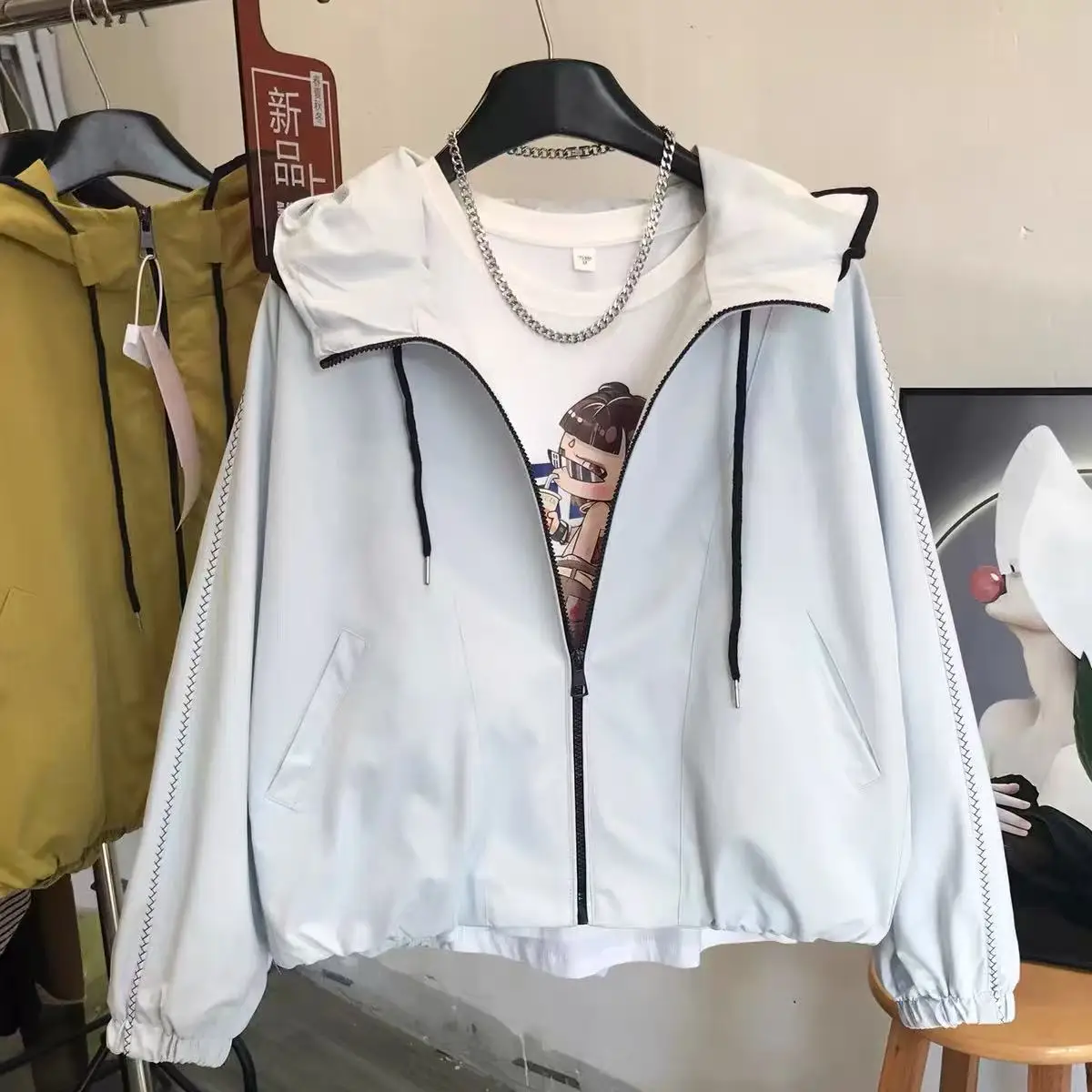 Women Hooded Outerwear Women Short Casual Zipper Bat Sleeve Jacket 2026Spring Female Windbreakers Student Jacket Casaco Feminino
Women Hooded Outerwear Women Short Casual Zipper Bat Sleeve Jacket 2026Spring Female Windbreakers Student Jacket Casaco Feminino