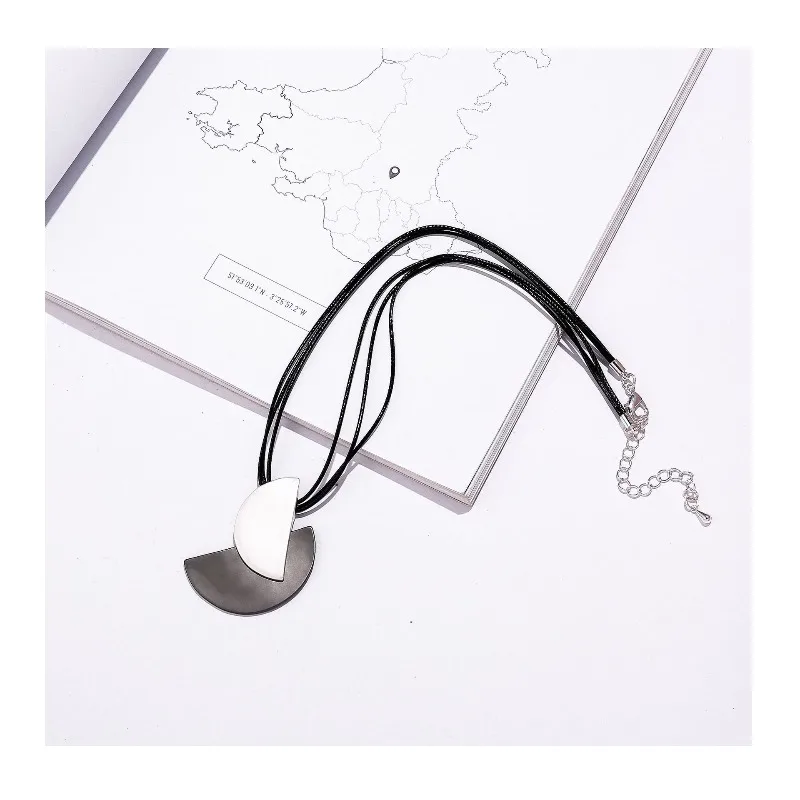 Explosive Geometric Semicircle Moon-shaped Short Wind Matte Contrasting Color Women's Metal Pendant Short Necklace
Explosive Geometric Semicircle Moon-shaped Short Wind Matte Contrasting Color Women's Metal Pendant Short Necklace