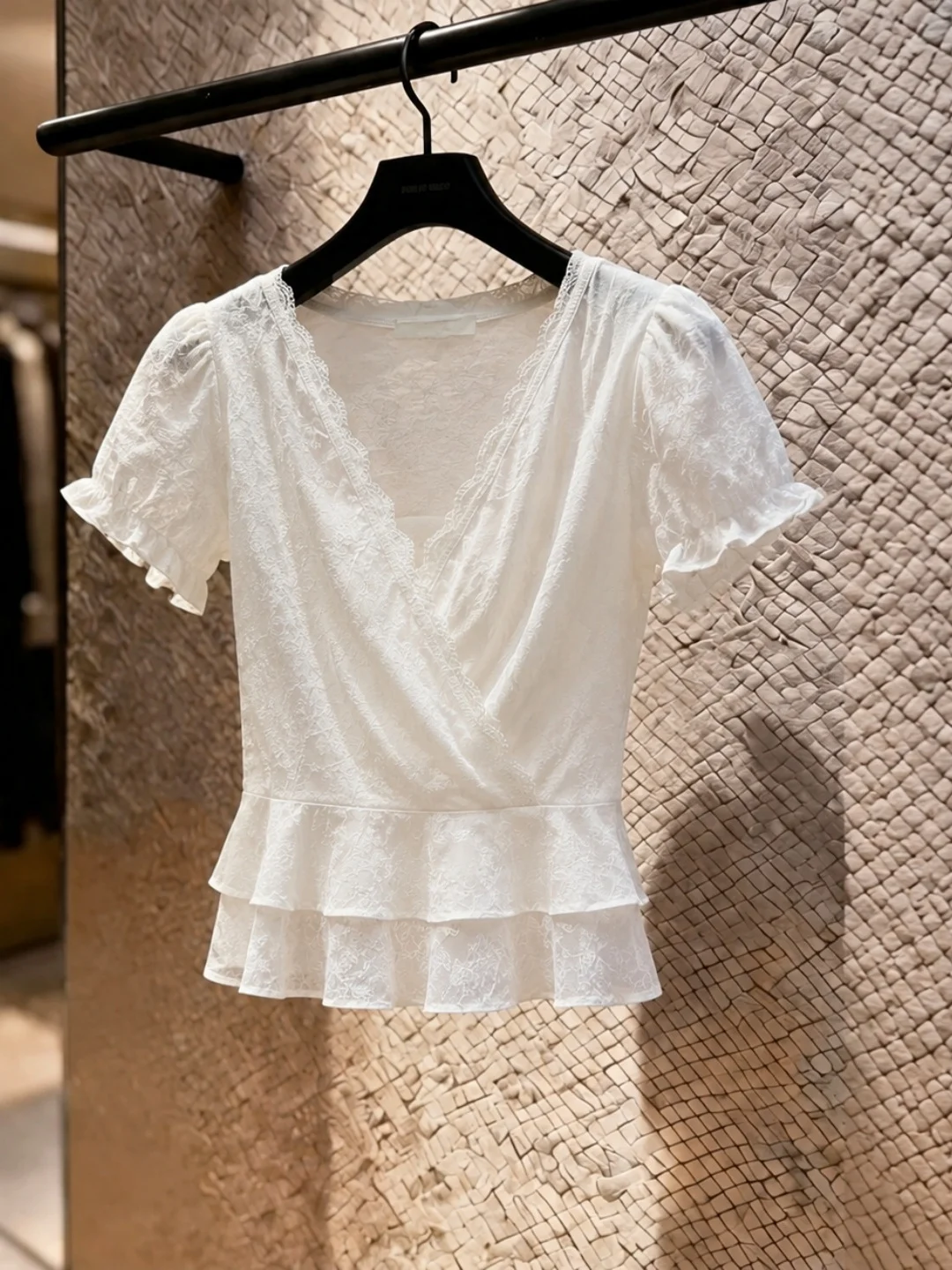 Ruffle Design V-Neck Short Sleeve Shirt Women's Fashionable Commute Style Lace Patchwork Waist-Cinching Summer Top
Ruffle Design V-Neck Short Sleeve Shirt Women's Fashionable Commute Style Lace Patchwork Waist-Cinching Summer Top