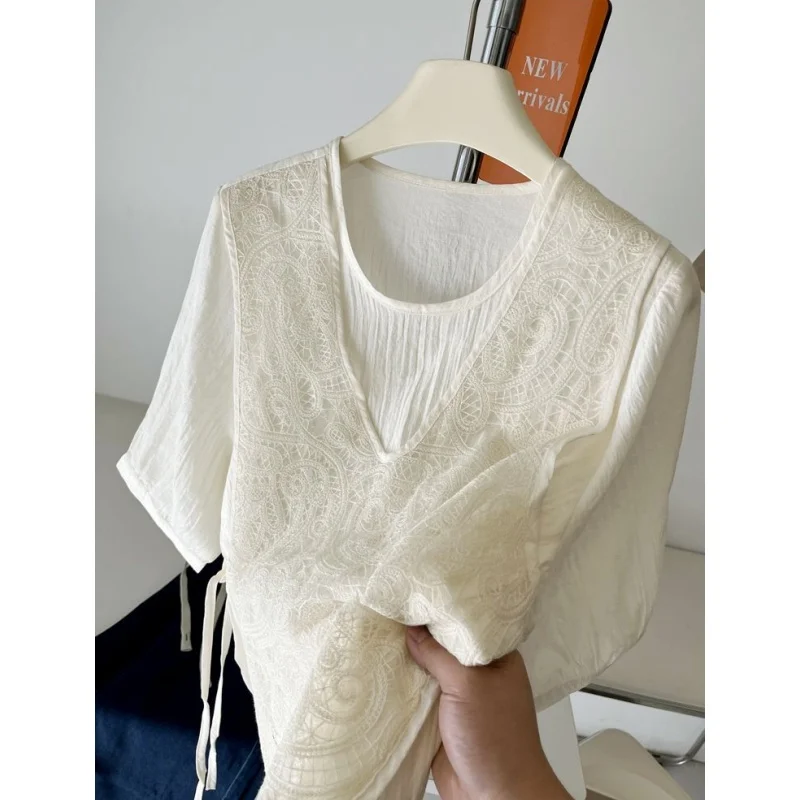 Loose Fit round Ne ort Sve Lace Detailing Fake Two-Piece irt for Men Summer Casual Sle Cool Feeling Thin Material
Loose Fit round Ne ort Sve Lace Detailing Fake Two-Piece irt for Men Summer Casual Sle Cool Feeling Thin Material