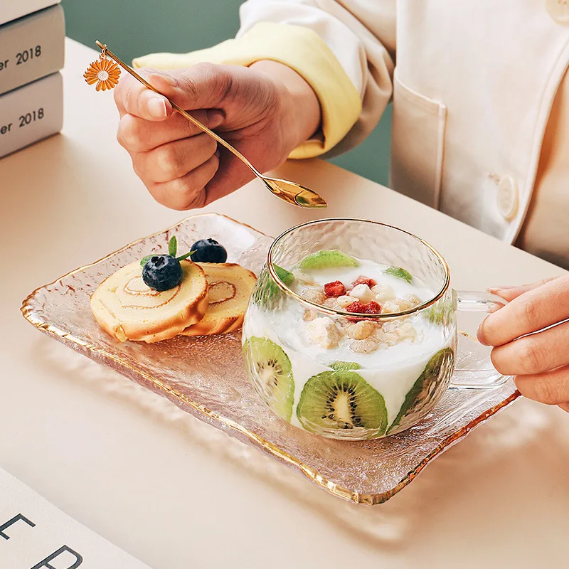 A set of one-person tableware, exquisite ins for breakfast, and a particularly beautiful glass plate and dish set.
A set of one-person tableware, exquisite ins for breakfast, and a particularly beautiful glass plate and dish set.