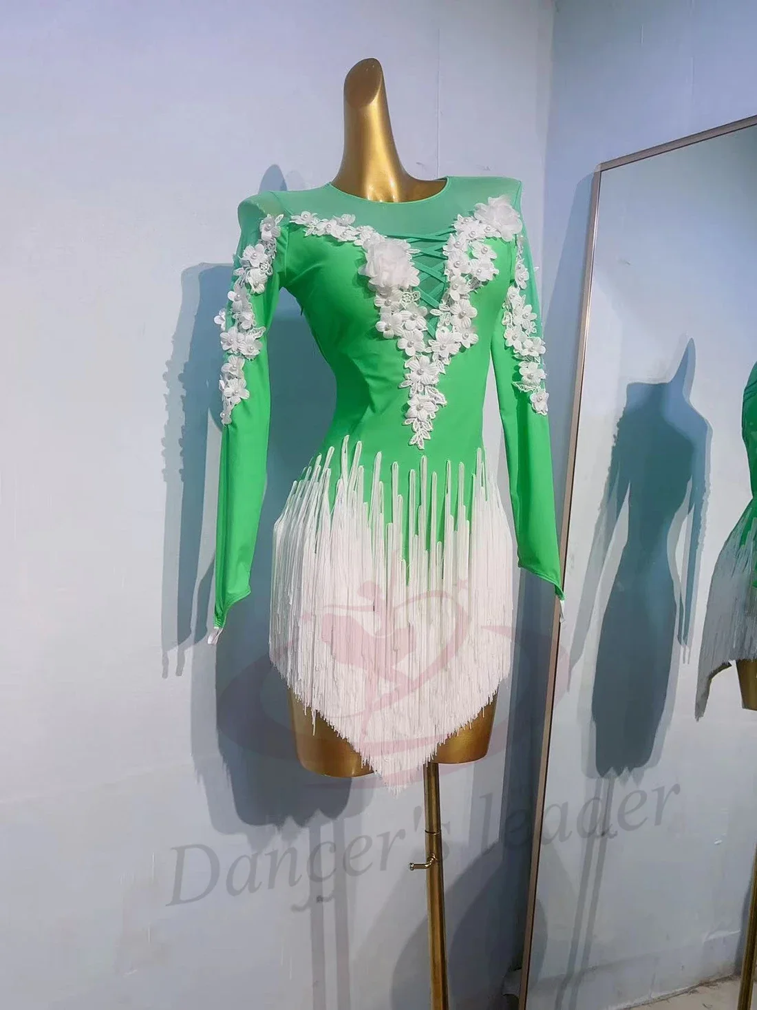 Latin Dance Dress High-end Custom White Flower Mesh Long Sleeved Tassel Skirt Hem Women's Samba Stage Professional Clothing
Latin Dance Dress High-end Custom White Flower Mesh Long Sleeved Tassel Skirt Hem Women's Samba Stage Professional Clothing
