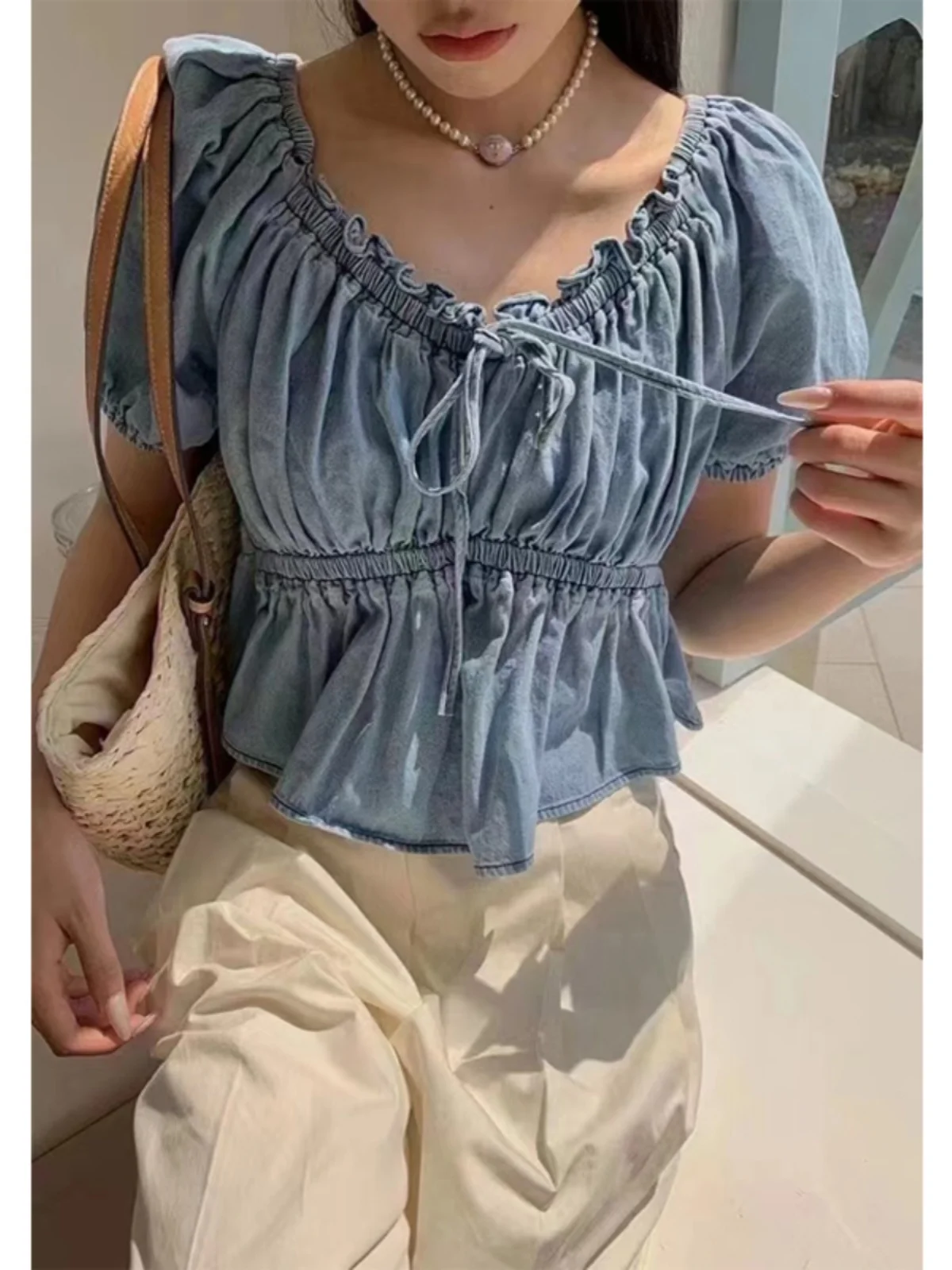 Ретро джинсовая рубашка с коротким рукавом для женщин, летний дизайн, милый индивидуальный стиль, топ с бантом и V-образным вырезом, рукава-фонарики, высокая талия, для повседневной носки
Ретро джинсовая рубашка с коротким рукавом для женщин, летний дизайн, милый индивидуальный стиль, топ с бантом и V-образным вырезом, рукава-фонарики, высокая талия, для повседневной носки