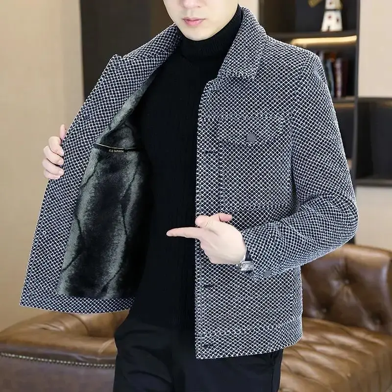 Утепленная шерстяная куртка для мужчин, повседневная, в клетку, на флисовой подкладке, осенне-зимняя верхняя одежда, модное молодежное пальто
Утепленная шерстяная куртка для мужчин, повседневная, в клетку, на флисовой подкладке, осенне-зимняя верхняя одежда, модное молодежное пальто