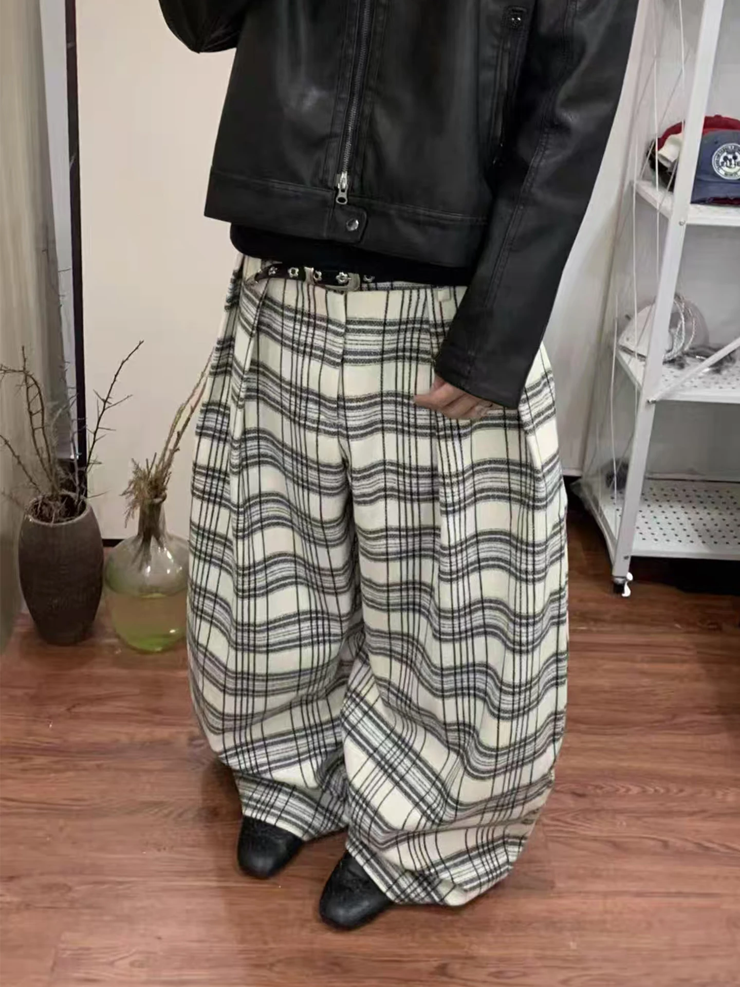 American Retro Plaid Men's Casual Pants Spring Autumn Loose High Waist Wide Leg Pants Casual Trousers with Pleats
American Retro Plaid Men's Casual Pants Spring Autumn Loose High Waist Wide Leg Pants Casual Trousers with Pleats