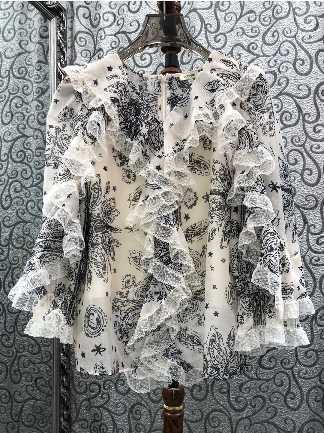 Milan Small Town Special Offer Long Sleeve Lace South Oil Version V-neck Star Print Pullover Top Women's Fashion Summer 2026
Milan Small Town Special Offer Long Sleeve Lace South Oil Version V-neck Star Print Pullover Top Women's Fashion Summer 2026