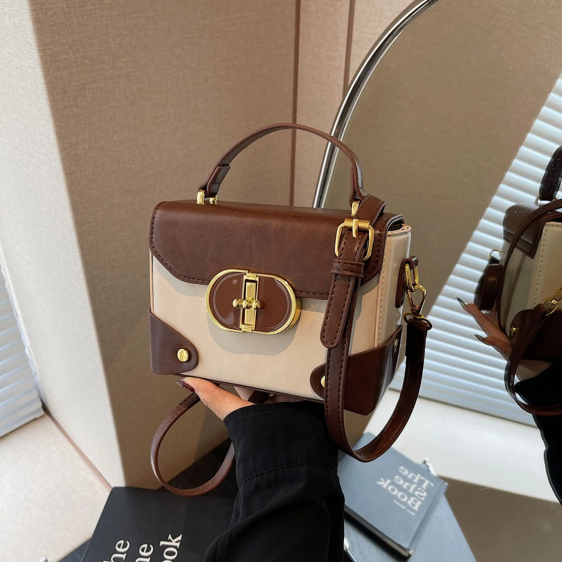 2025 Luxury Vegan Leather Crossbody Bag - Structured Box Shoulder Bag for Women, Versatile Mini Purse with Gold Chain
2025 Luxury Vegan Leather Crossbody Bag - Structured Box Shoulder Bag for Women, Versatile Mini Purse with Gold Chain