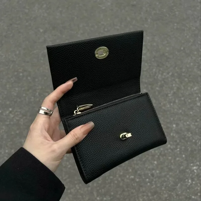 BOMO Turn Retro Wallets for Women Black Litchi Pattern Short Folding Wallets Korean Style Luxury Designer Bags Trend 2024
BOMO Turn Retro Wallets for Women Black Litchi Pattern Short Folding Wallets Korean Style Luxury Designer Bags Trend 2024