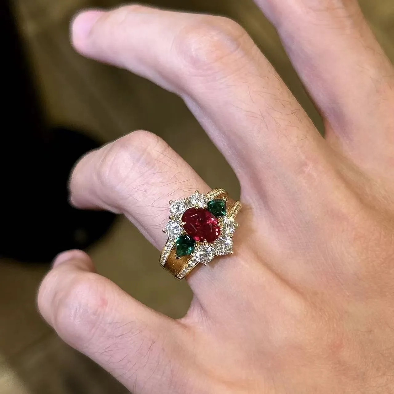 "Blazing Adversity" Light Luxury Elegant Wind Red Emerald Open Gold Ring Women's Premium Sense Index Finger Ring
"Blazing Adversity" Light Luxury Elegant Wind Red Emerald Open Gold Ring Women's Premium Sense Index Finger Ring