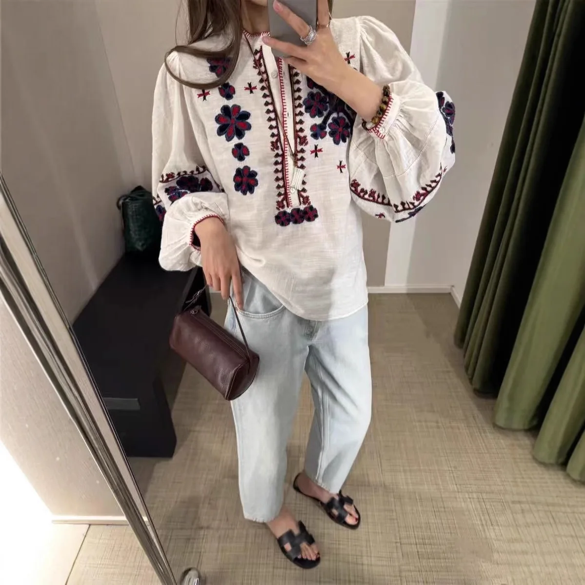 Ретро-блузка с вышивкой и объемными рукавами, свободного кроя, с круглым вырезом, осенне-зимняя новинка, женская хлопковая блузка с цветочным принтом
Ретро-блузка с вышивкой и объемными рукавами, свободного кроя, с круглым вырезом, осенне-зимняя новинка, женская хлопковая блузка с цветочным принтом