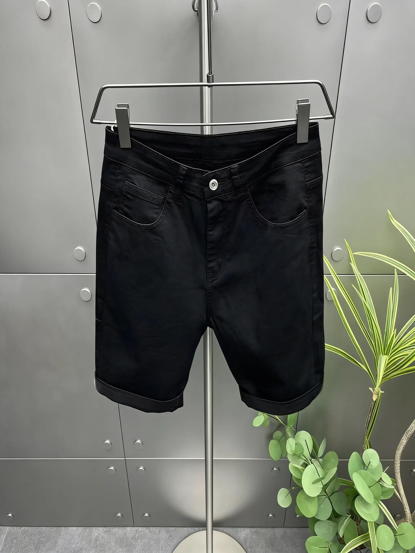 Мужские черные джинсовые шорты Plain Jeans Slim Denim в стиле хип-хоп, легкие, в стиле ретро, без аксессуаров и ремней.
Мужские черные джинсовые шорты Plain Jeans Slim Denim в стиле хип-хоп, легкие, в стиле ретро, без аксессуаров и ремней.