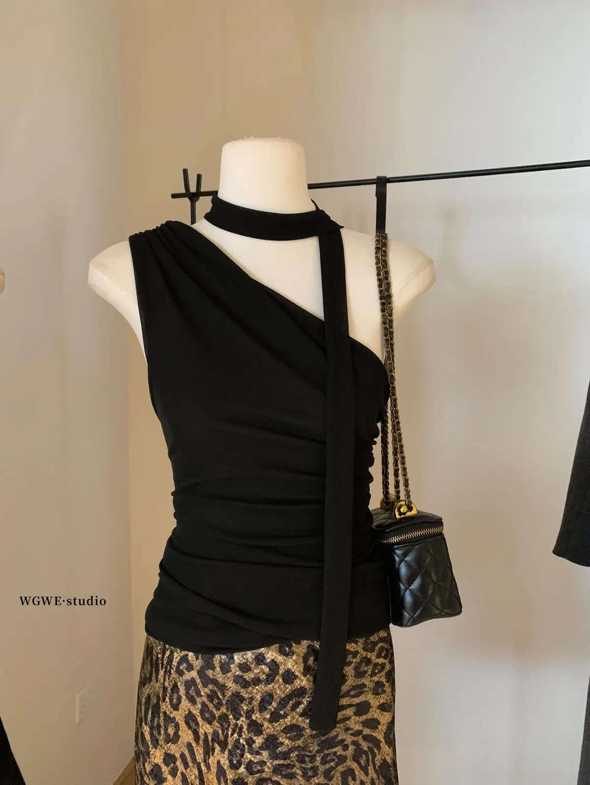 2025 Summer Women's Slant Shoulder Sleeveless Small Shirt Design Sense, niche, ribbon style spicy girl off the shoulder top smal
2025 Summer Women's Slant Shoulder Sleeveless Small Shirt Design Sense, niche, ribbon style spicy girl off the shoulder top smal