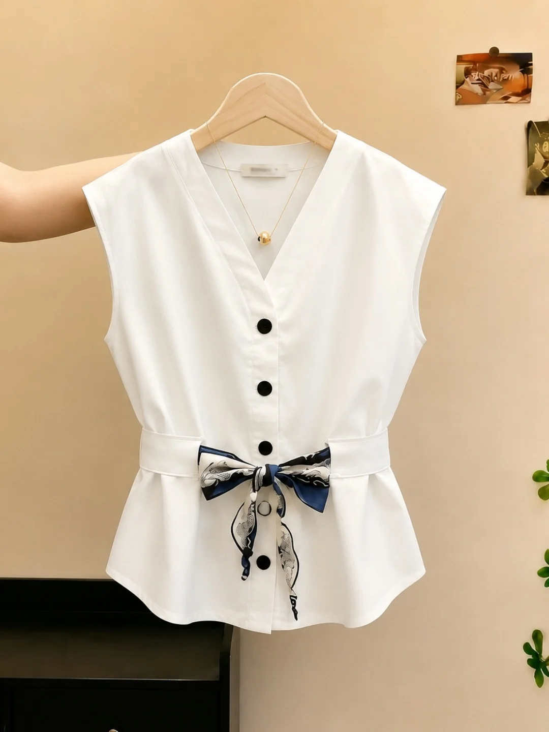 Fashionable V-Neck Sleeveless Vest Design Summer 2026 Slimming Single Button Waist-Cinching Versatile Top Korean Style Straig...
Fashionable V-Neck Sleeveless Vest Design Summer 2026 Slimming Single Button Waist-Cinching Versatile Top Korean Style Straig...
