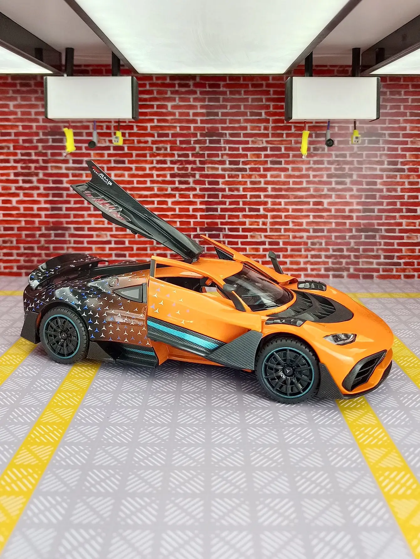 1:24 Mercedes Benz ONE спортивный автомобиль, высокая имитация литья под давлением, модель автомобиля из металлического сплава, звуковой свет, коллекция детских игрушек, подарки
1:24 Mercedes Benz ONE спортивный автомобиль, высокая имитация литья под давлением, модель автомобиля из металлического сплава, звуковой свет, коллекция детских игрушек, подарки