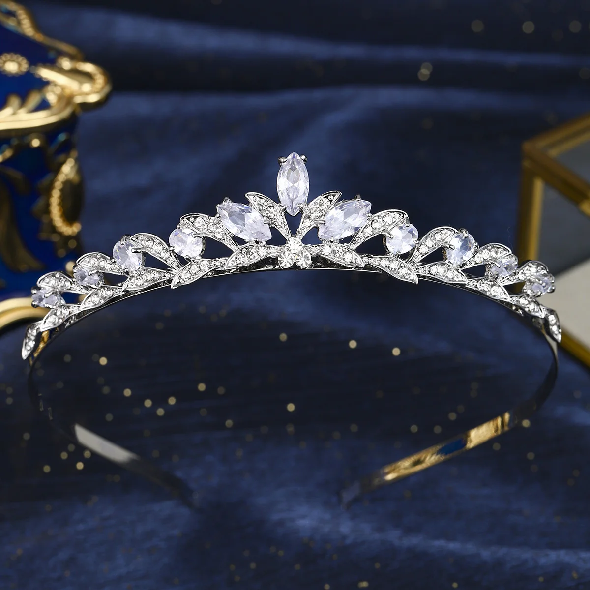 Сверкающая хрустальная цветочная тиара, классическая Европа и Америка, свадебная корона, аксессуары для волос, ленты для волос для женщин
Сверкающая хрустальная цветочная тиара, классическая Европа и Америка, свадебная корона, аксессуары для волос, ленты для волос для женщин