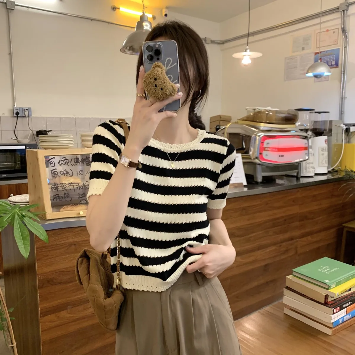 Spring/Summer Korean Edition Loose Striped Lace Design, Elegant and Versatile Knitwear Short sleeved Women's Top
Spring/Summer Korean Edition Loose Striped Lace Design, Elegant and Versatile Knitwear Short sleeved Women's Top