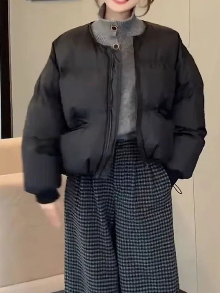 Женская утепленная хлопковая куртка с круглым вырезом, зимняя верхняя одежда в корейском стиле, свободный крой, стройнящее пальто
Женская утепленная хлопковая куртка с круглым вырезом, зимняя верхняя одежда в корейском стиле, свободный крой, стройнящее пальто