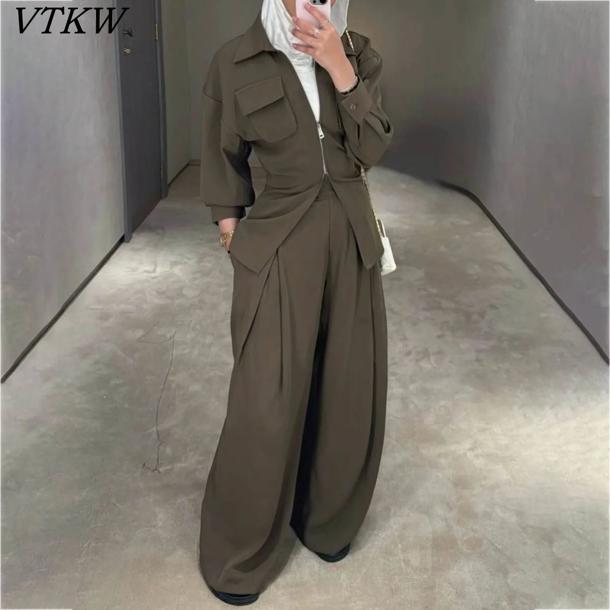 VTKW Collar Zipper Waist-restricting Design Pure Color 2025 Spring Summer Women's Blazer High-quality Loose Pants Two-piece Set
VTKW Collar Zipper Waist-restricting Design Pure Color 2025 Spring Summer Women's Blazer High-quality Loose Pants Two-piece Set