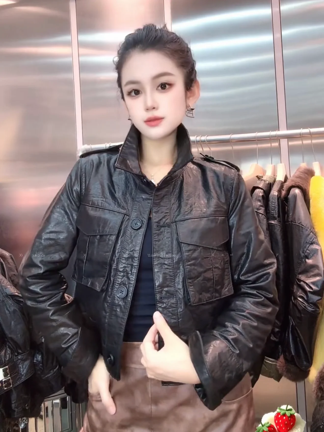 Новая женская кожаная куртка из овчины 2026 года с молнией, вощеная, в мотоциклетном стиле, модная, для города, ветрозащитная, с длинными рукавами
Новая женская кожаная куртка из овчины 2026 года с молнией, вощеная, в мотоциклетном стиле, модная, для города, ветрозащитная, с длинными рукавами