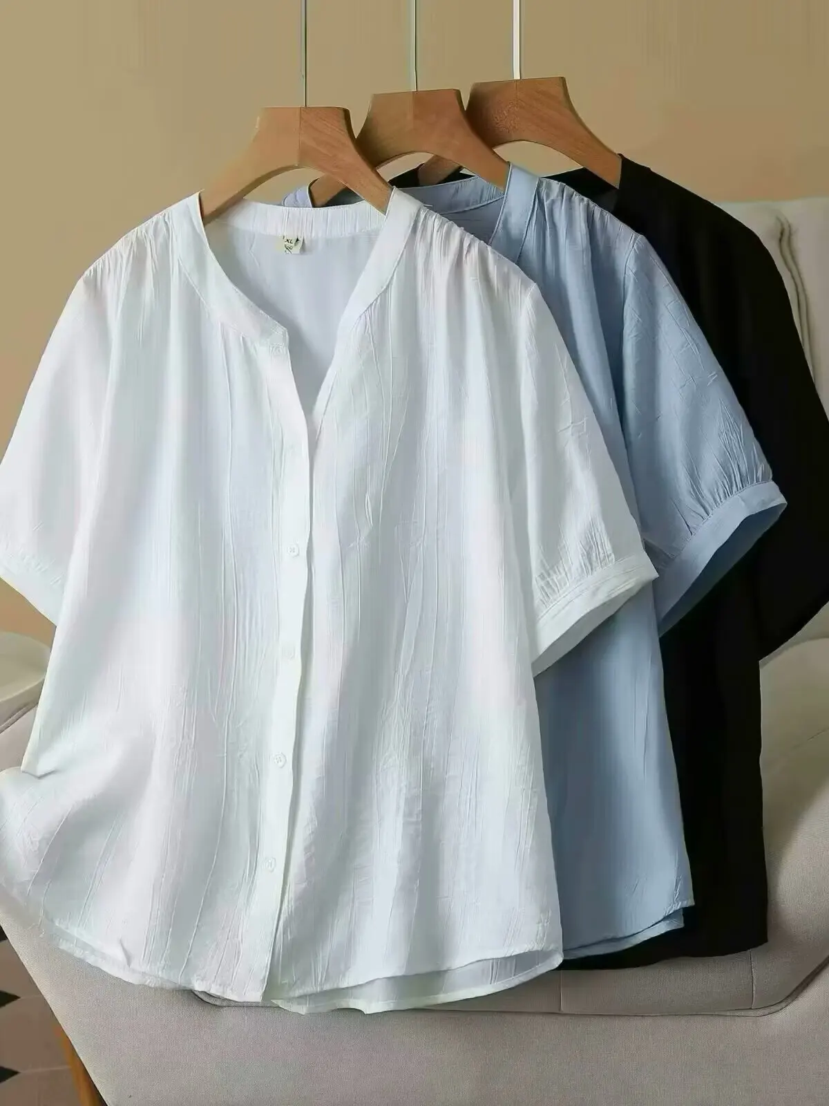 plus Size Women's Summer Korean Style V-Neck Short Sleeve Loose Slimming Versatile Commute Shirt Trendy Top for Office Wear
plus Size Women's Summer Korean Style V-Neck Short Sleeve Loose Slimming Versatile Commute Shirt Trendy Top for Office Wear
