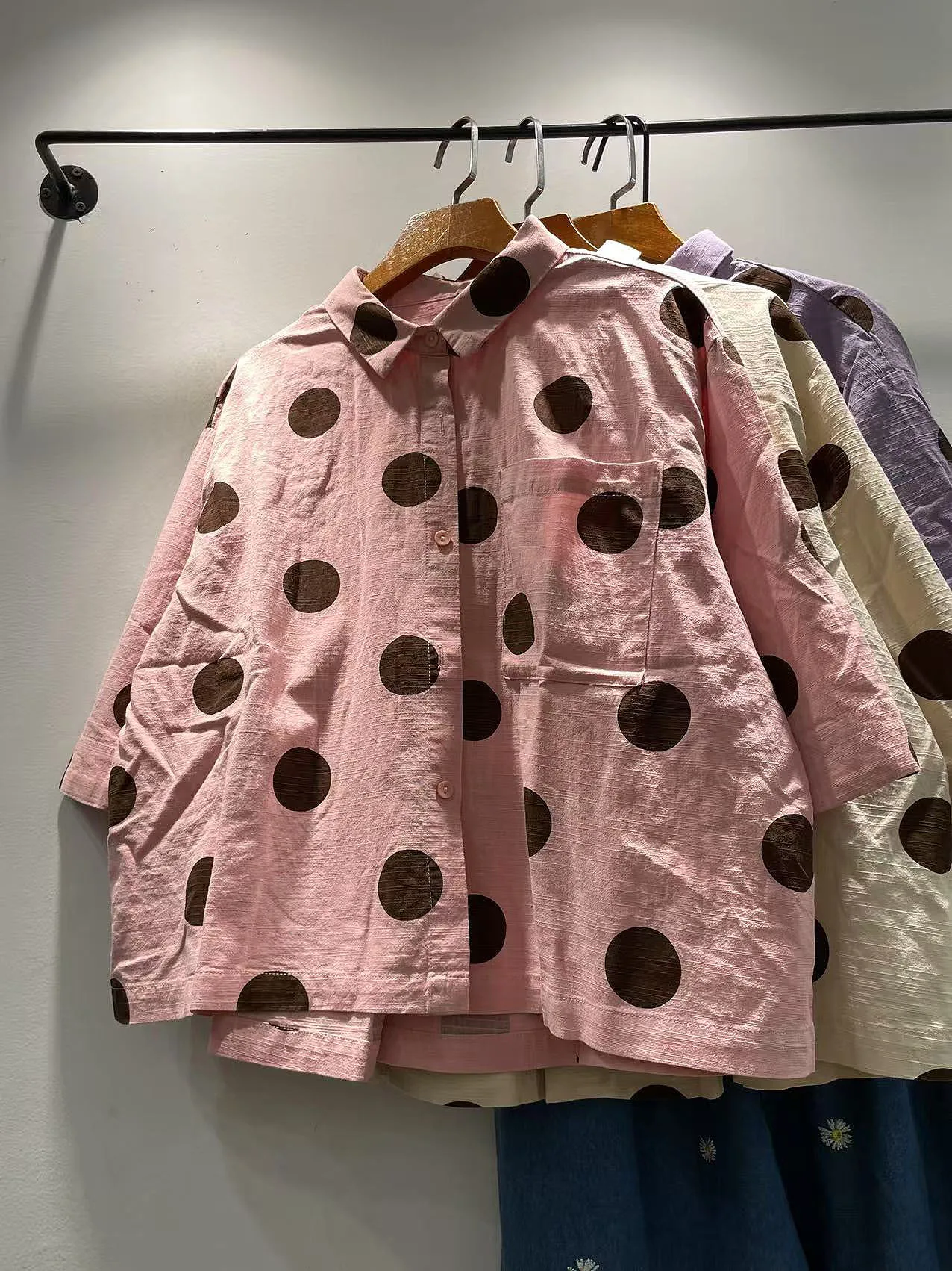 Лето 2022, женский свободный хлопковый повседневный топ с цветочным принтом и отложным воротником на одной пуговице, лето 2021, повседневный топ на одной пуговице
Лето 2022, женский свободный хлопковый повседневный топ с цветочным принтом и отложным воротником на одной пуговице, лето 2021, повседневный топ на одной пуговице