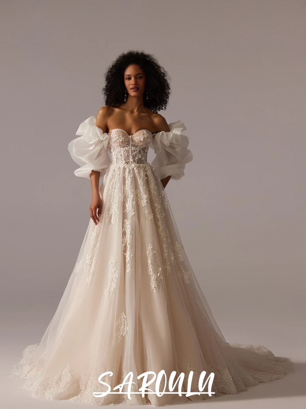 Romantic Light Champagne Lining Bridal Gown Customized Off Shoulder Sweet A Line Appliques Wedding Dress With Sequins No Gloves
Romantic Light Champagne Lining Bridal Gown Customized Off Shoulder Sweet A Line Appliques Wedding Dress With Sequins No Gloves
