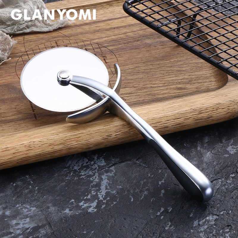 GLANYOMI премиум-класса из цинкового сплава круглый нож для пиццы, нож, прочный пиццы роликовые колеса, кухонные инструменты для выпечки
GLANYOMI премиум-класса из цинкового сплава круглый нож для пиццы, нож, прочный пиццы роликовые колеса, кухонные инструменты для выпечки