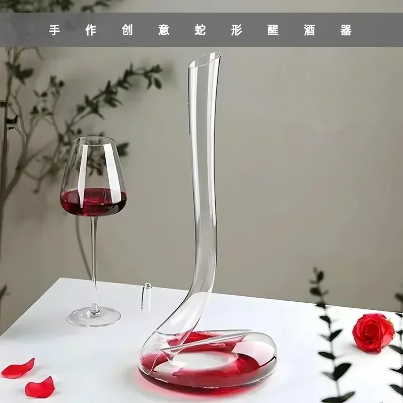 Serpentine decanter handmade transparent creative lead-free European high-grade crystal glass
Serpentine decanter handmade transparent creative lead-free European high-grade crystal glass