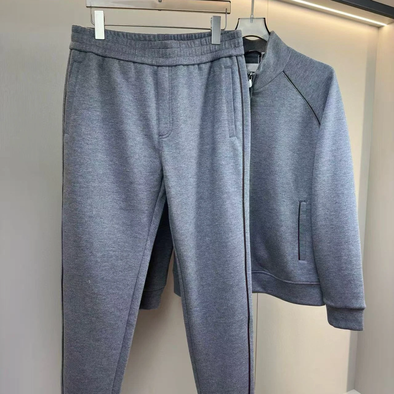 Италия BC: Новый модный повседневный спортивный костюм с вышивкой для мужчин, деловой комплект из двух предметов в стиле «old money»
Италия BC: Новый модный повседневный спортивный костюм с вышивкой для мужчин, деловой комплект из двух предметов в стиле «old money»