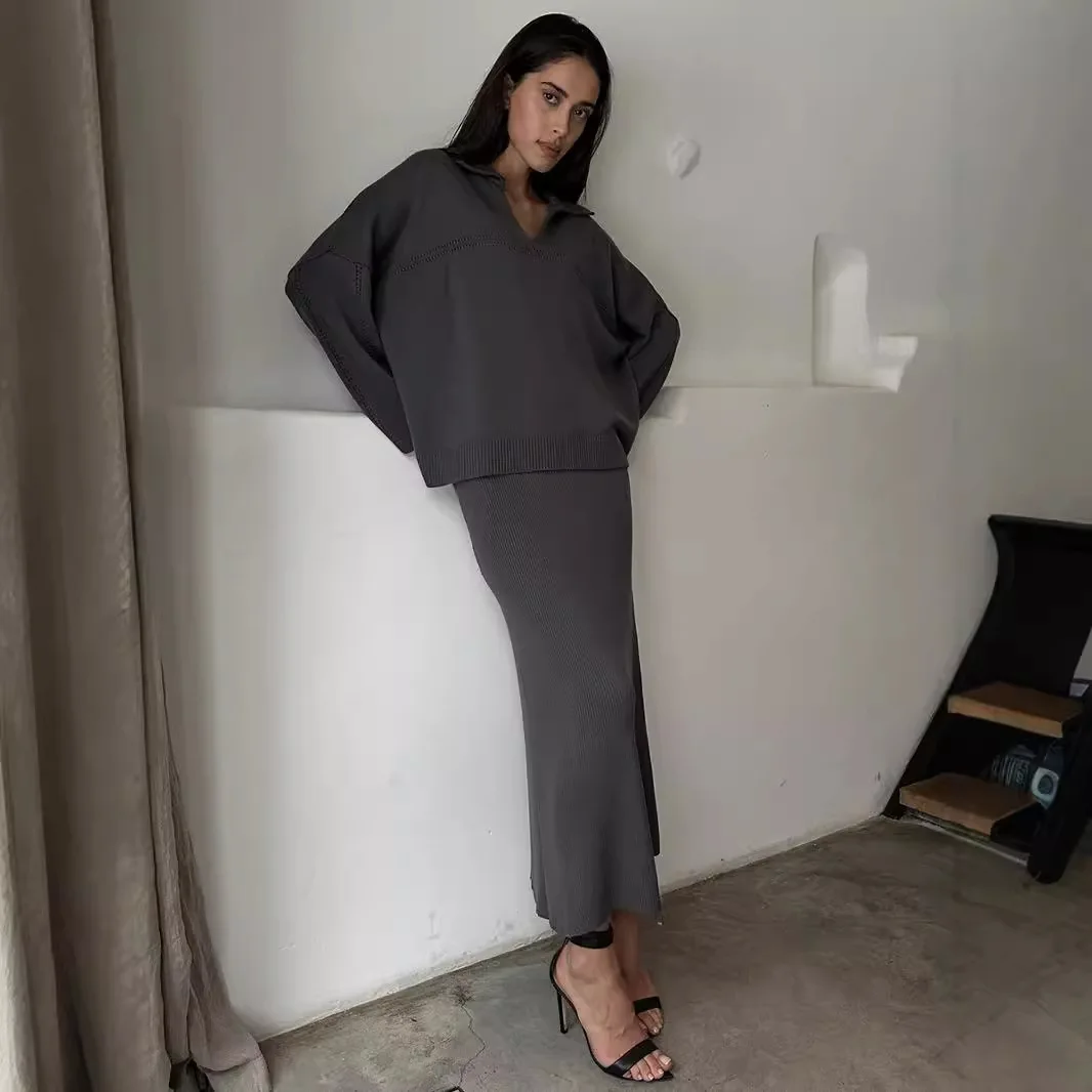 Knitted set 2024 winter new, stylish and simple V-neck knitted sweater skirt set
Knitted set 2024 winter new, stylish and simple V-neck knitted sweater skirt set