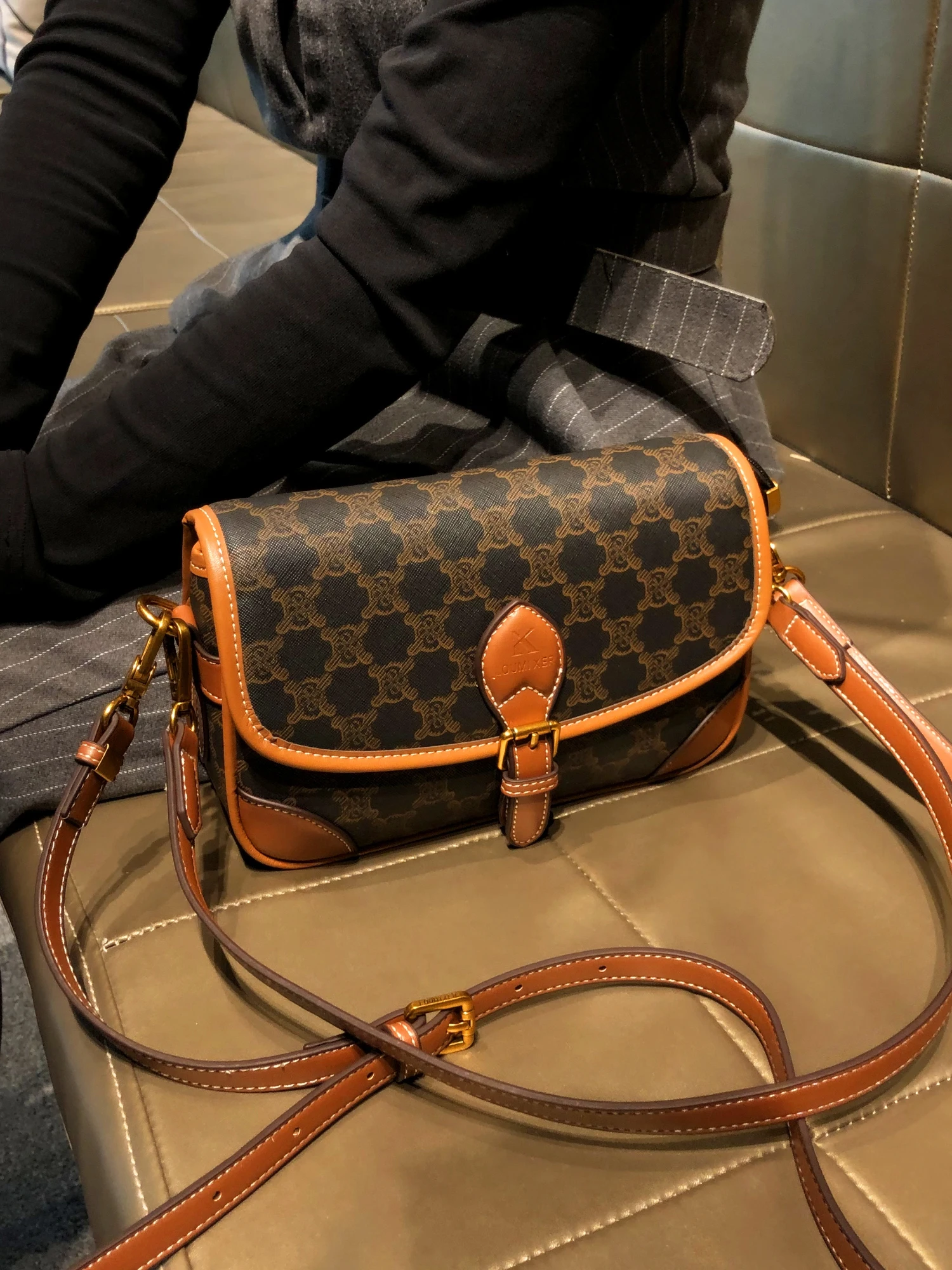 Гонконгский бренд KEVEROO, новинка 2025, винтажная французская сумка для хлеба, женская сумка через плечо, модная повседневная сумка
Гонконгский бренд KEVEROO, новинка 2025, винтажная французская сумка для хлеба, женская сумка через плечо, модная повседневная сумка