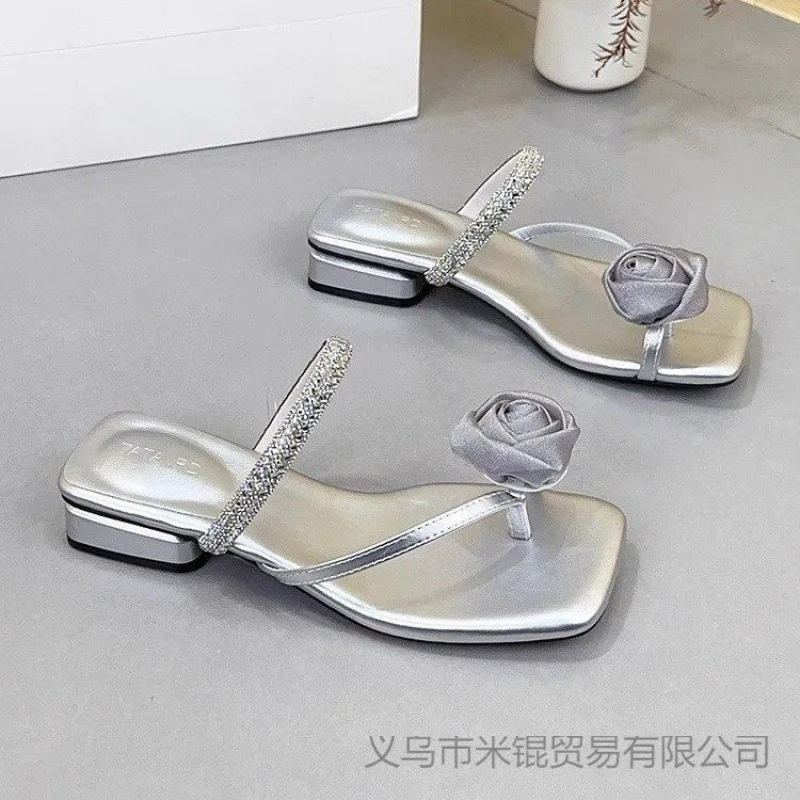 Женская летняя уличная одежда с открытым носком, толстым, на низком каблуке, новинка 202, высококачественные тапочки с прямым ремешком и розовым носком
Женская летняя уличная одежда с открытым носком, толстым, на низком каблуке, новинка 202, высококачественные тапочки с прямым ремешком и розовым носком