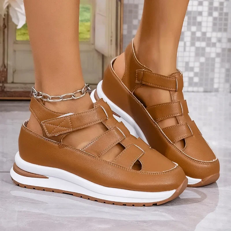 2025 Plus Size Women's Roman Perforated Platform Sandals Sporty Design Outdoor Casual Shoes with Hollow Details Thick Sole
2025 Plus Size Women's Roman Perforated Platform Sandals Sporty Design Outdoor Casual Shoes with Hollow Details Thick Sole 