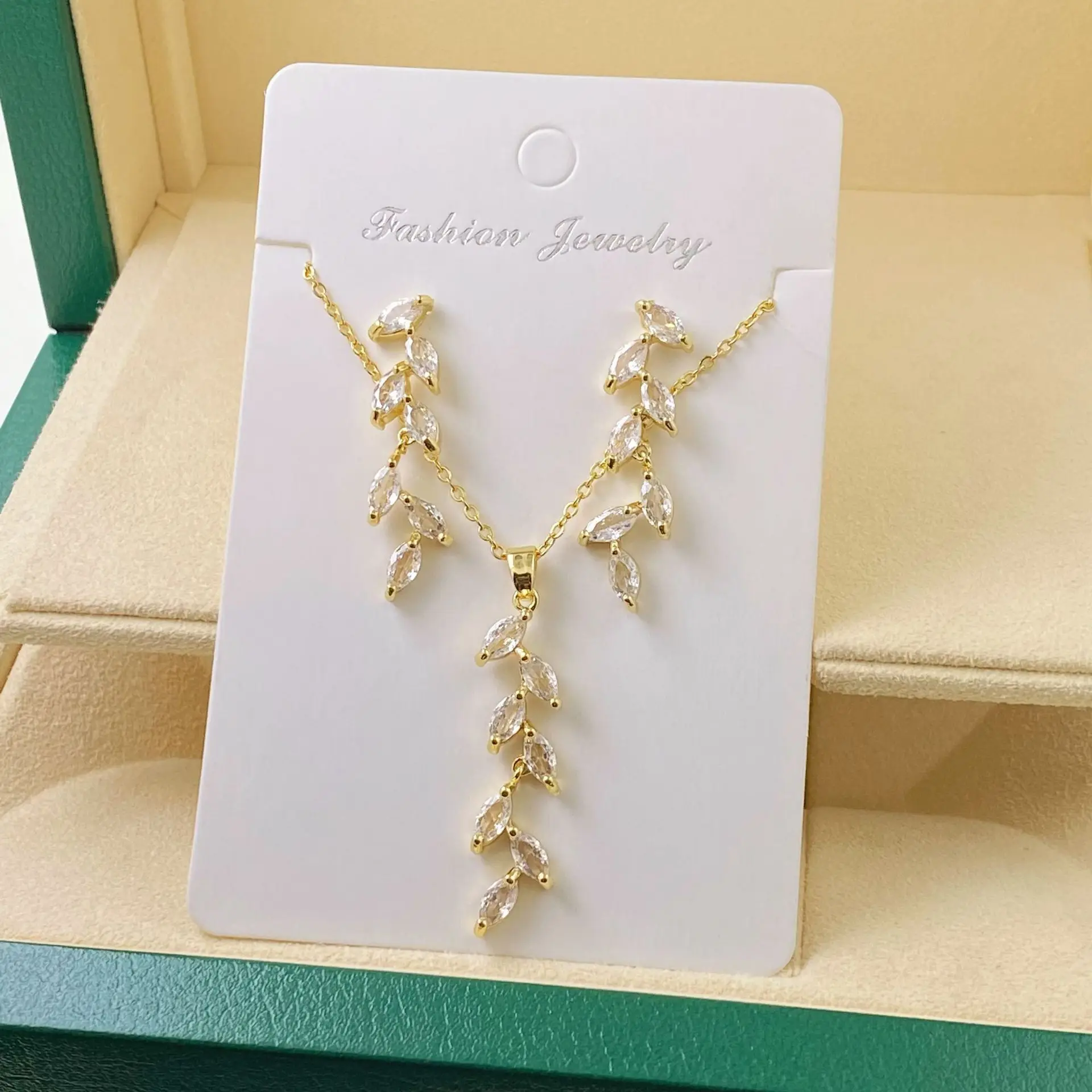 Original internet celebrity petal zircon flower women's jewelry set with a strong sense of design and temperament necklace
Original internet celebrity petal zircon flower women's jewelry set with a strong sense of design and temperament necklace
