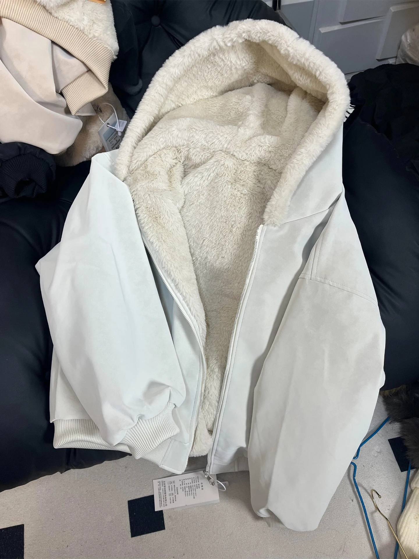 Утепленная хлопковая куртка в американском стиле для мужчин и женщин, осенне-зимняя теплая парка с капюшоном, верхняя одежда Cleanfit для пар
Утепленная хлопковая куртка в американском стиле для мужчин и женщин, осенне-зимняя теплая парка с капюшоном, верхняя одежда Cleanfit для пар