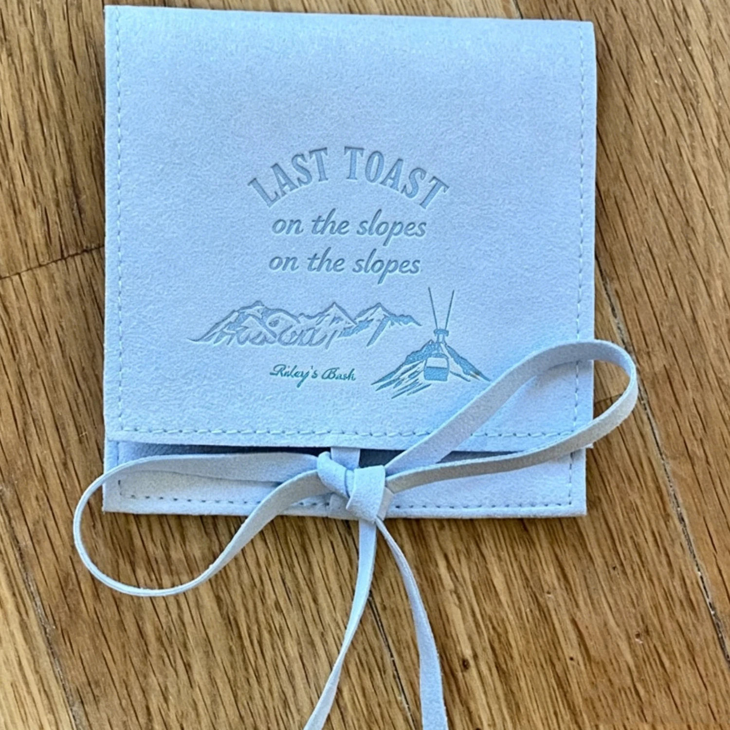 10x10cm Custom Logo Printed Earrings Necklace Microfiber Jewelry Pouch with Ribbon Envelope Gift Packaging Bags
10x10cm Custom Logo Printed Earrings Necklace Microfiber Jewelry Pouch with Ribbon Envelope Gift Packaging Bags
