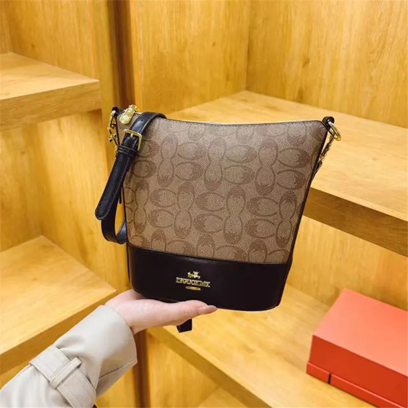 2025 Brand women's handbag PU luxury fashion brand designer large capacity bucket classic shopping trip women's underarm bag
2025 Brand women's handbag PU luxury fashion brand designer large capacity bucket classic shopping trip women's underarm bag