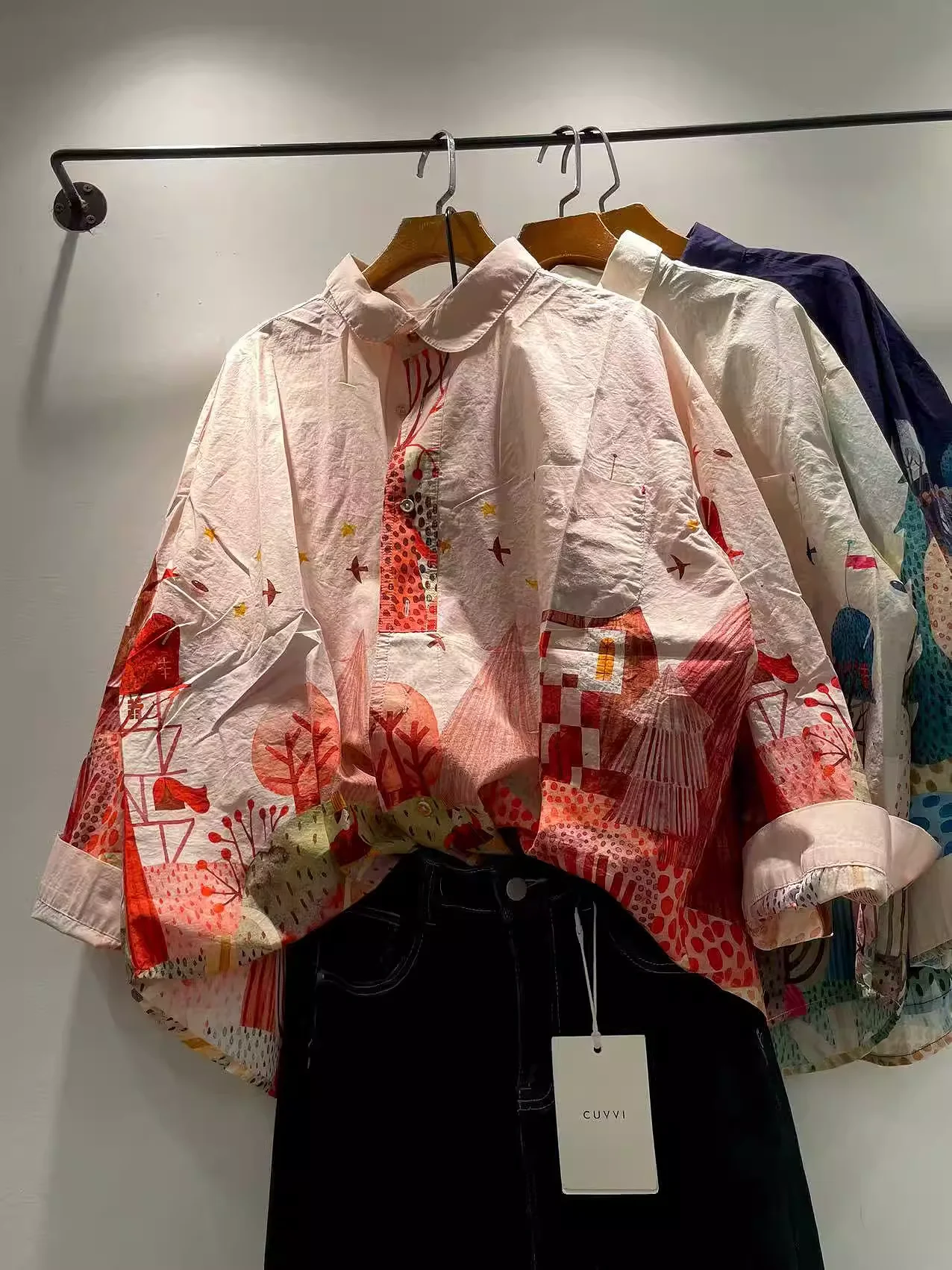 Обхват груди 118 см, оригинальный дизайн, 100% хлопок, рубашки оверсайз для женщин, осенняя японская мода, рубашки с мультяшным принтом, блузки с длинными рукавами
Обхват груди 118 см, оригинальный дизайн, 100% хлопок, рубашки оверсайз для женщин, осенняя японская мода, рубашки с мультяшным принтом, блузки с длинными рукавами