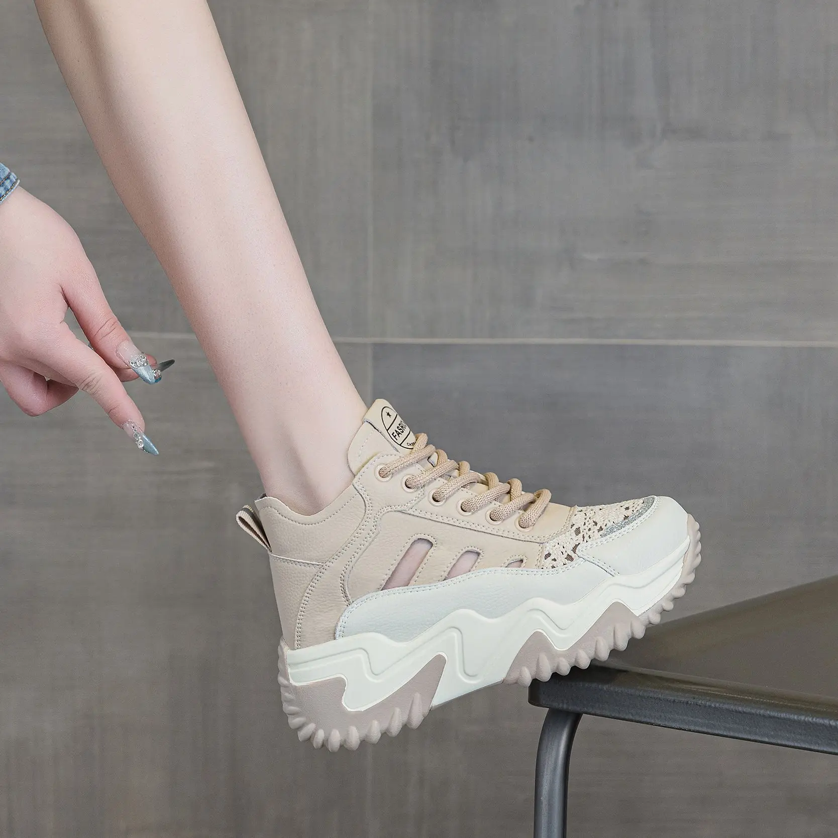 Женские летние сандалии на толстом каблуке, дышащие, с вырезами, повседневные, высокие, с увеличенной внутренней высотой, модные
Женские летние сандалии на толстом каблуке, дышащие, с вырезами, повседневные, высокие, с увеличенной внутренней высотой, модные