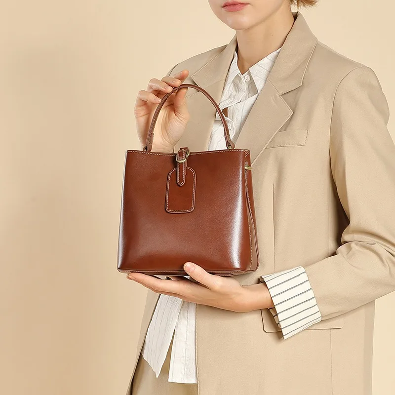 2025 Women's New Leather Fashion Bucket Bag Large Capacity Simple Design Shoulder Crosbody Bag
2025 Women's New Leather Fashion Bucket Bag Large Capacity Simple Design Shoulder Crosbody Bag