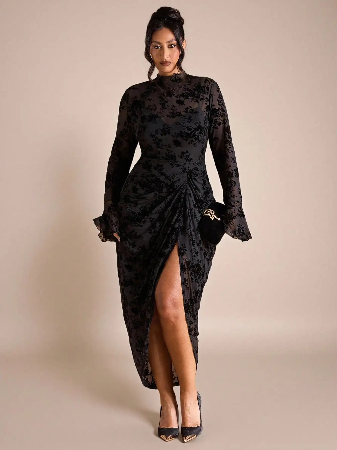 Платье больших размеров черного цвета с цветочным флокированием, высоким воротом, расклешенными рукавами и боковым разрезом для свадебных гостей или вечерних мероприятий
Платье больших размеров черного цвета с цветочным флокированием, высоким воротом, расклешенными рукавами и боковым разрезом для свадебных гостей или вечерних мероприятий