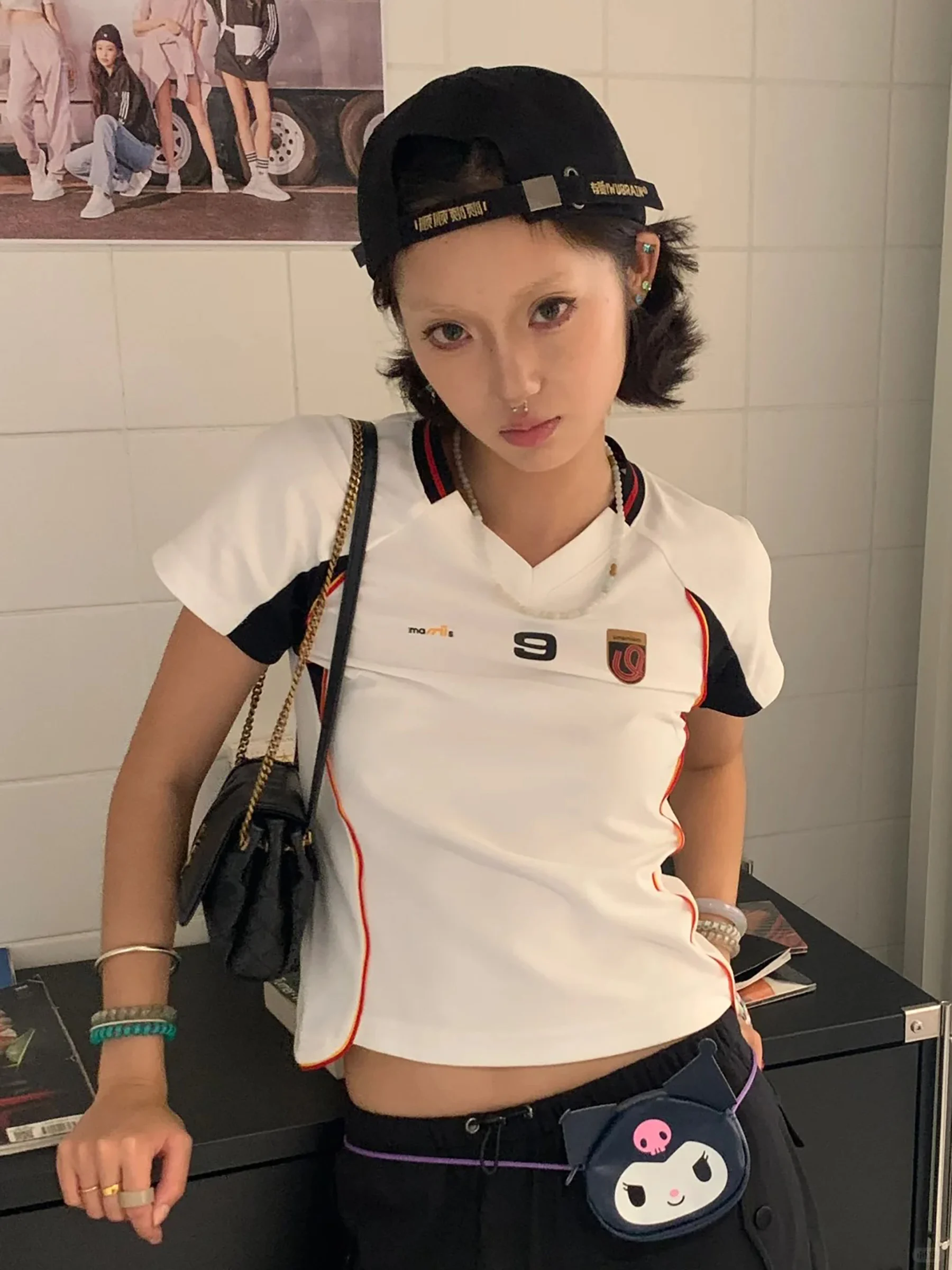 Женская летняя футболка Slim Fit с коротким рукавом, цветными вставками на плечах, повседневный стиль High Street, V-образный вырез, быстросохнущая, стандартной длины
Женская летняя футболка Slim Fit с коротким рукавом, цветными вставками на плечах, повседневный стиль High Street, V-образный вырез, быстросохнущая, стандартной длины