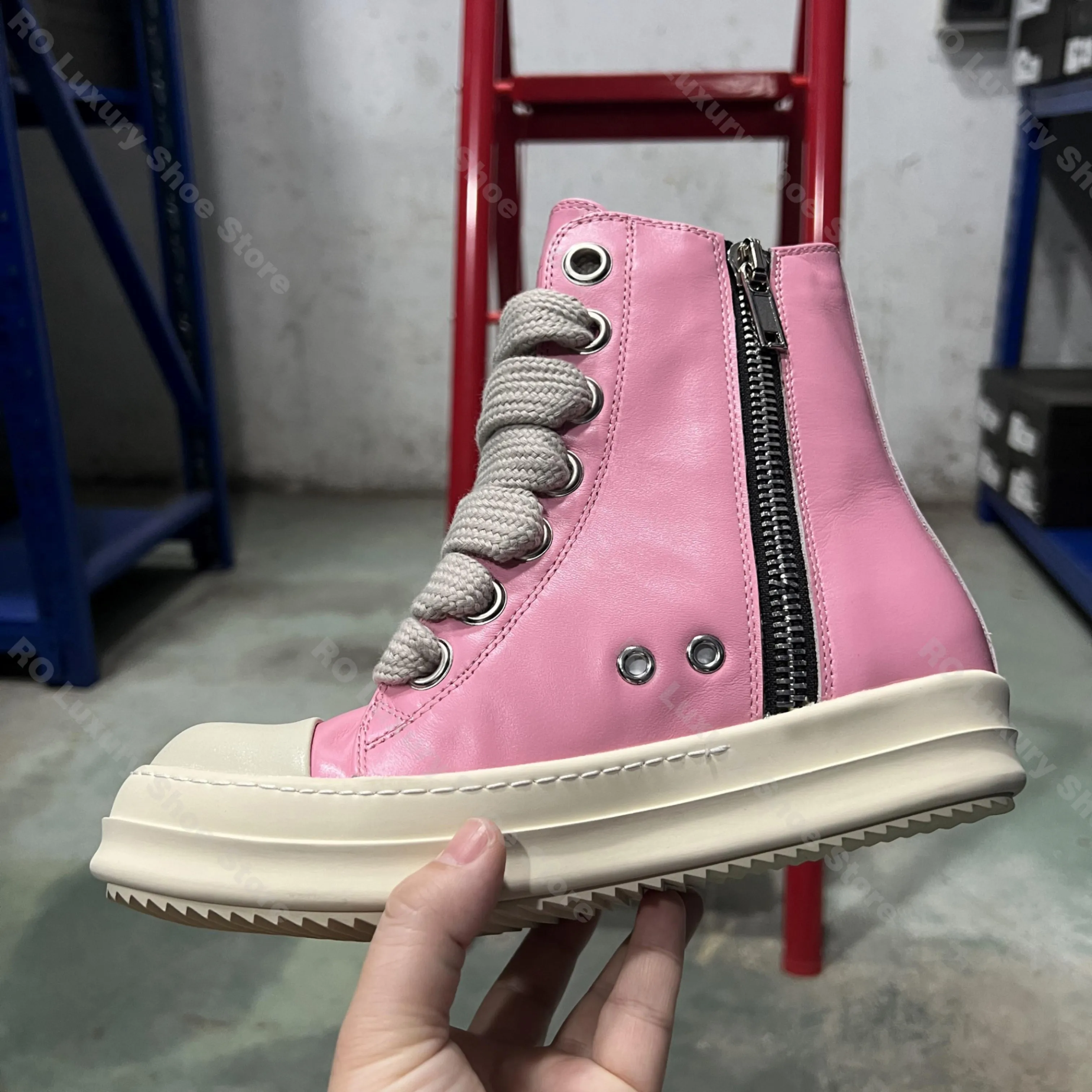 Designer Women Ankle Boot Casual High Top Men Sneaker Sweet Pink Jumbo Lace-up Trainer Canvas Punk Luxury Zipper Street Shoe
Designer Women Ankle Boot Casual High Top Men Sneaker Sweet Pink Jumbo Lace-up Trainer Canvas Punk Luxury Zipper Street Shoe