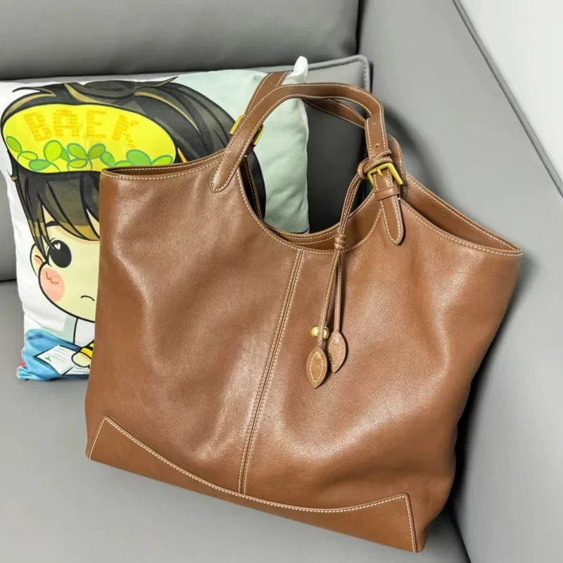 Сумки-тоут в английском стиле для женщин. Роскошные дизайнерские сумки и кошелек. 2026. Новинка из металлического листа из искусственной кожи. Большая вместимость. Подмышки на плечо.
Сумки-тоут в английском стиле для женщин. Роскошные дизайнерские сумки и кошелек. 2026. Новинка из металлического листа из искусственной кожи. Большая вместимость. Подмышки на плечо.