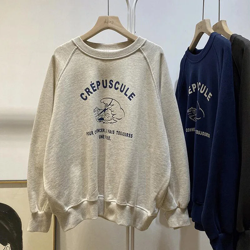 Американский ретро-свитшот для женщин, свободная верхняя одежда в корейском стиле, с принтом, длинными рукавами, круглым вырезом, из тонкой смеси полиэстера и хлопка
Американский ретро-свитшот для женщин, свободная верхняя одежда в корейском стиле, с принтом, длинными рукавами, круглым вырезом, из тонкой смеси полиэстера и хлопка
